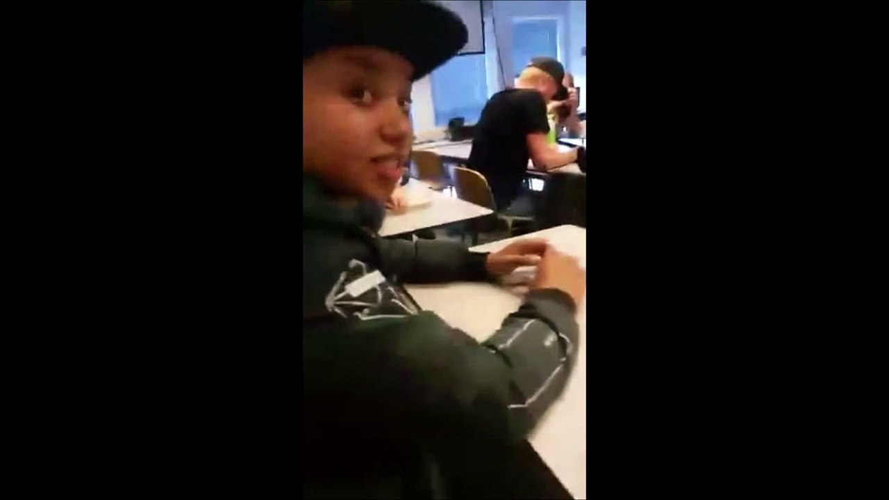 Cet élève se fait réveiller à coup d'extincteur incendie par le prof... Chaud