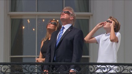 La famille Trump regarde l'éclipse solaire à la Maison Blanche