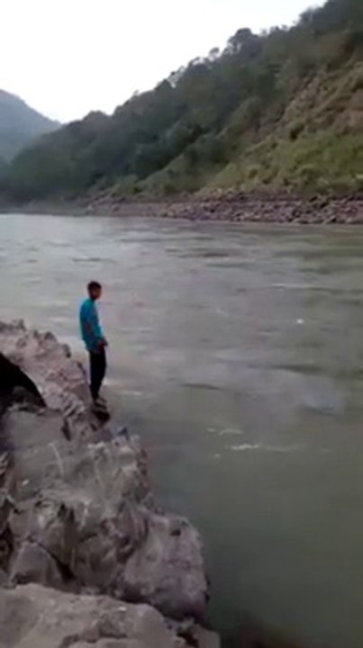 Teenager Boy drowns after He Jumped In the River on bet with friends to cross Jhelum river