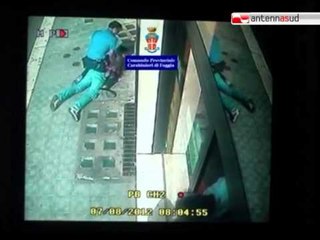 TG 08.08.12 Manfredonia: carabiniere blocca rapinatori // VIDEO