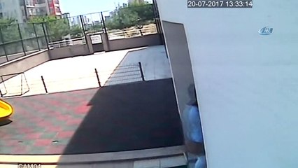 Tel Tokayla Çelik Kapı Açan 3 Kadın Güvenlik Kamerasında