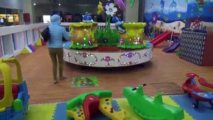 Intérieur Cour de récréation la famille amusement jouer région avec drôle enfants arrêter voleur échoue jouet des voitures