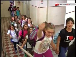 TG 13.09.12 Primo giorno di scuola, mancano banchi e professori