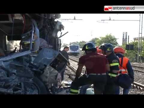 TG 21.09.12 Treno investe pullman, paura tra Palese e Santo Spirito. Tre feriti