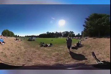 Cette fille hurle d'émerveillement pendant l'éclipse totale de soleil