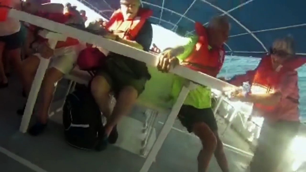 Un bateau de touristes chavire en pleine mer !! PANIQUE A BORD