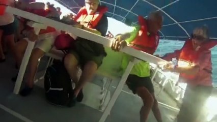 Un bateau de touristes chavire en pleine mer !! PANIQUE A BORD