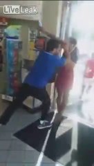 Elle vole et se prend des claques par le vendeur du magasin !