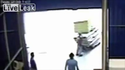 La porte du garage se ferme sur cet ouvrier chinois !