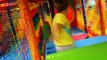 Amusement salle de jeux drôle Cour de récréation avec des balles et diapositives jouer placer pour enfants jouer