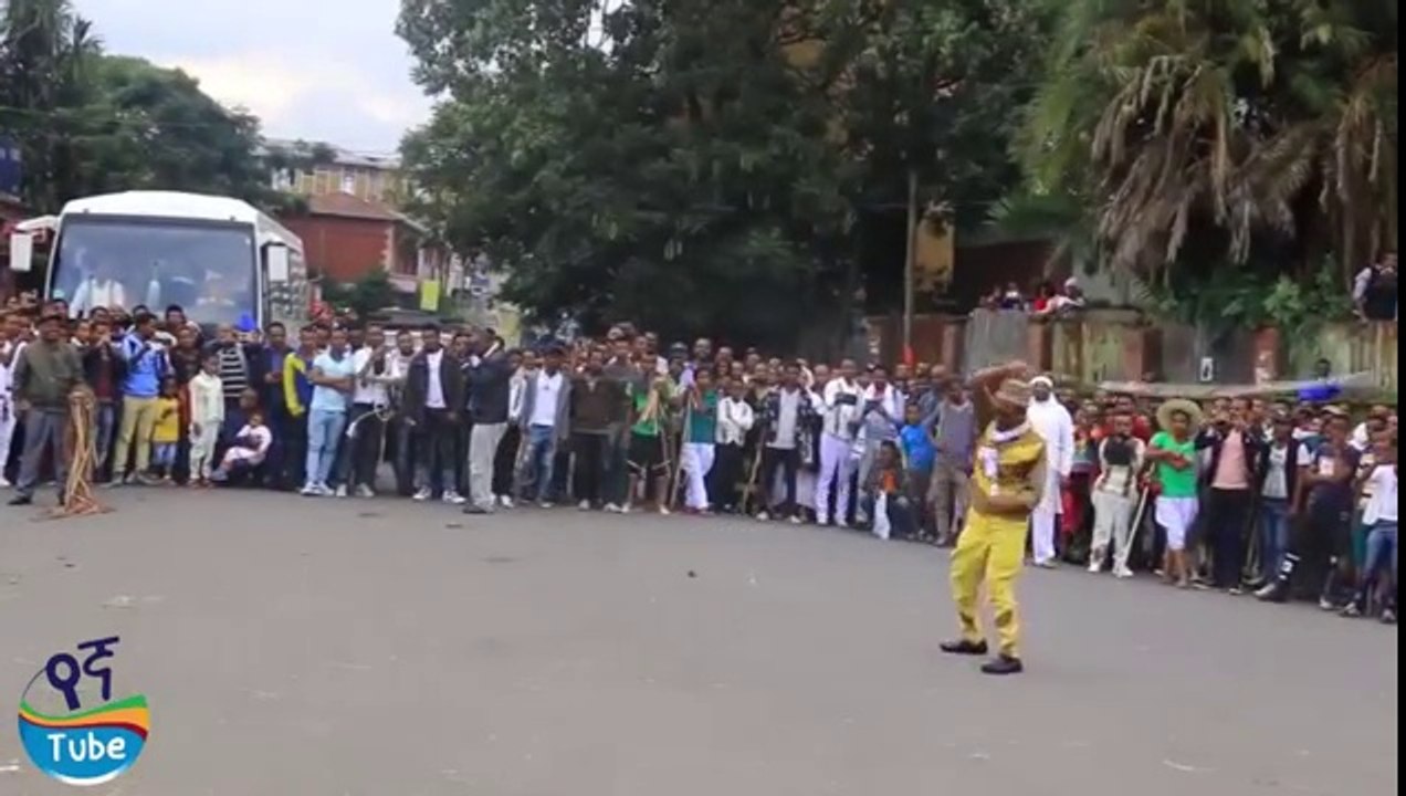 በኮሜዲያኖች መካከል የተደረገ አዝናኝ የጅራፍ ማጮህ ወድድር፡፡