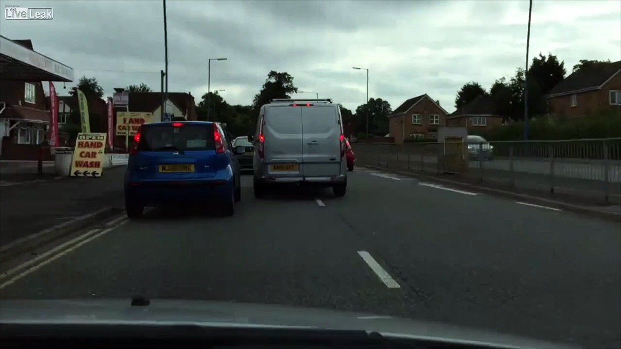 Ce chauffard cherche à doubler à tout prix... RATE !!