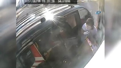 İstanbul'da "V For Vendetta" Maskeli ve Silahlı 3 Gaspçı Kamerada