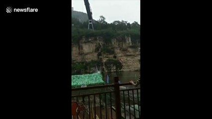 Download Video: L'élastique se décroche de ses pieds en plein saut en Chine ! Miraculée !