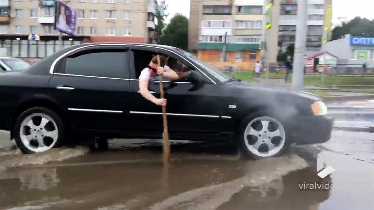 Faire du Paddle en voiture dans une flaque LOL