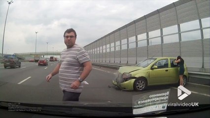 Elle fonce en travers sur l'autoroute au milieu des voitures !