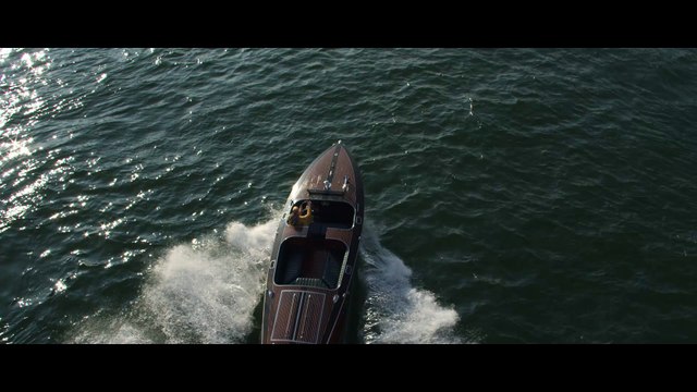 Toute soie dehors , le ballet des carrés Hermès sur la Seine