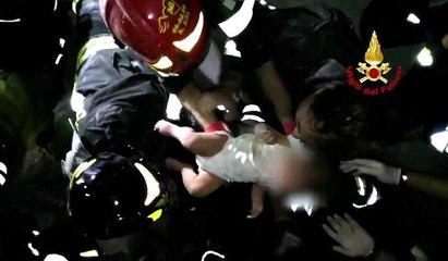 İtalya'daki depremden 14 saat sonra enkazdan sağ çıkarıldılar