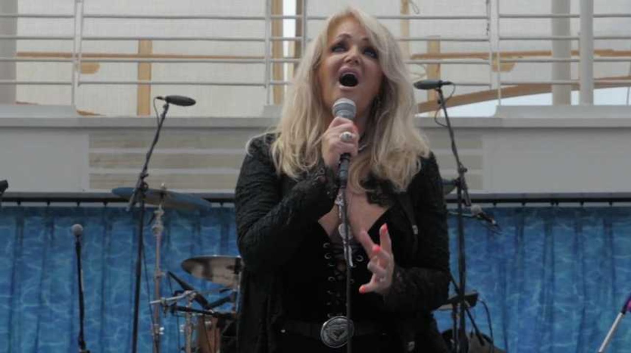 Bonnie Tyler chante "Total Eclipse of the Heart" pendant l'éclipse solaire