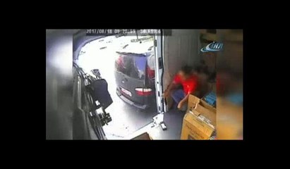 V for Vendetta maskeli soyguncular kameralara yakalandı