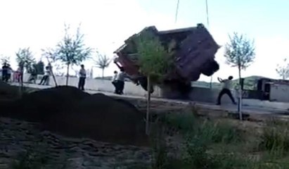 Korkunç an kamerada: Kamyon işçinin üzerine düştü