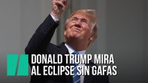Donald Trump mira al eclipse solar sin gafas