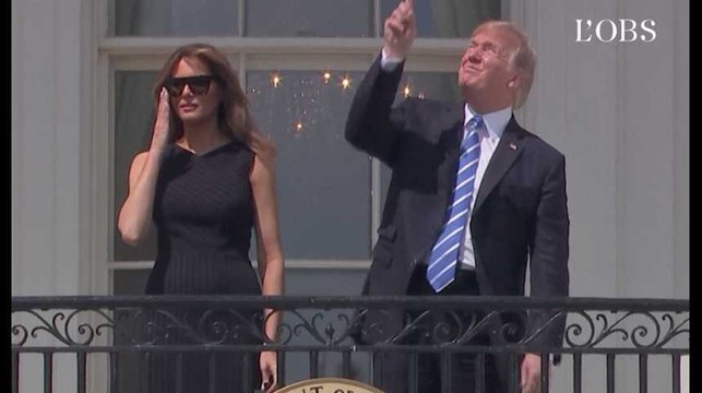 Trump regarde l'éclipse totale sans lunettes de protection