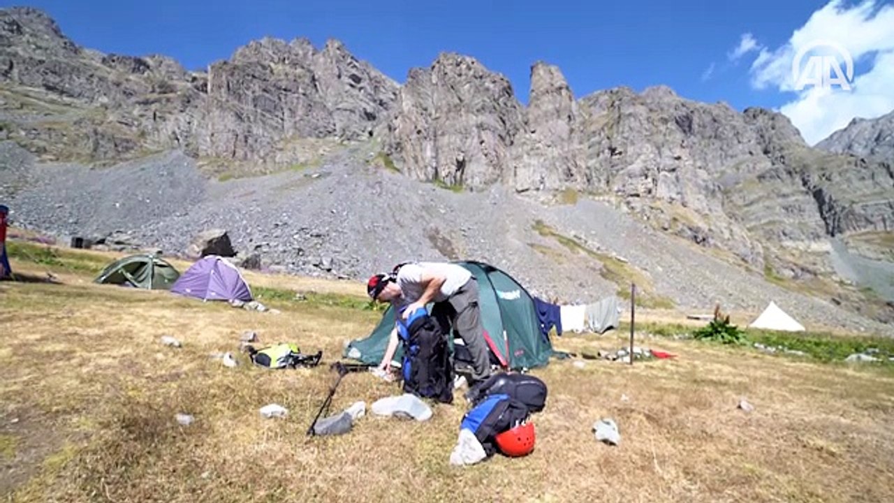 Kaçkar Dağları'nın zirvesinde 'buzul gölü' keyfi