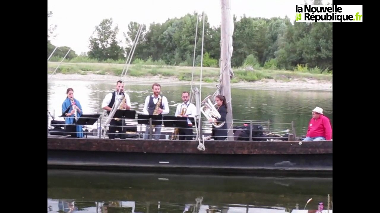 VIDEO. Saint-Dyé-sur-Loire (41) Le festival "Va Jouer Dehors !" mène le public en bateau...