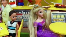 Et bébé poupées la famille gelé enfants parodie jumeaux Elsa felicia alex ❤ barbie disneycar