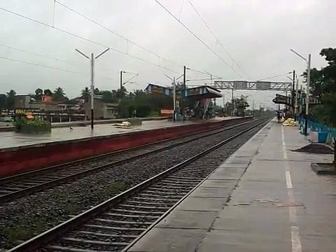 IRFCA 22650 HWH WAP-4 blasting with Agniveena Express at Sibaichandi.3gp