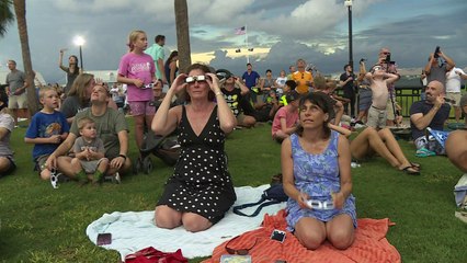 "الكسوف الكبير" يأسر ملايين الأميركيين للمرة الأولى منذ قرن