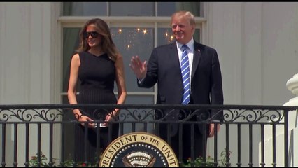 donald trump regarde l'éclipse solaire sans lunettes de protection