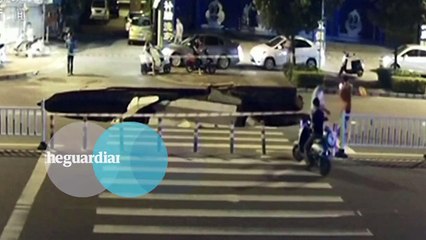 un scooter tombe dans une crevasse