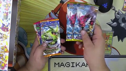 Un et un à un un à boîte de Méga ouverture et Cosplay de charizard pikachu