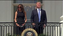 Donald Trump oublie ses lunettes de protection lorsqu'il regarde l’éclipse solaire !