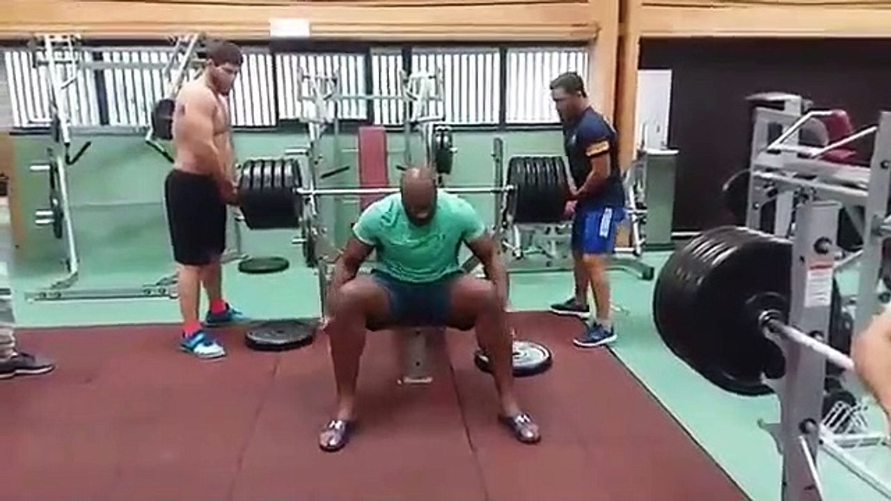 Teddy Riner tente de soulever 230 kilos au développé-couché