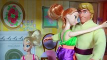 Et rendez-vous amoureux conduire manger gelé enfants Anna kristoff barbie mcdonalds thru playset elsa babysits sh