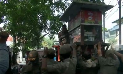 Pemilik 4 Lapak Dagang di Trotoar Marah Digusur Satpol PP