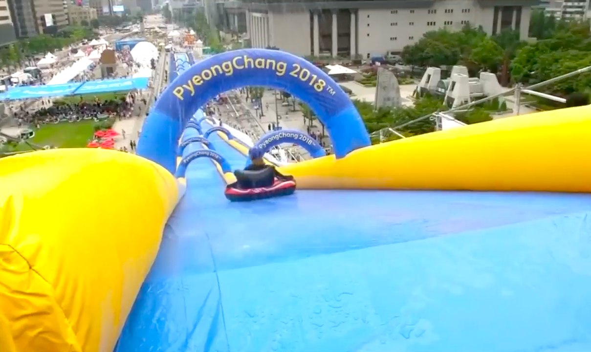 Ils testent une incroyable glissade d'eau de 300 mètres !