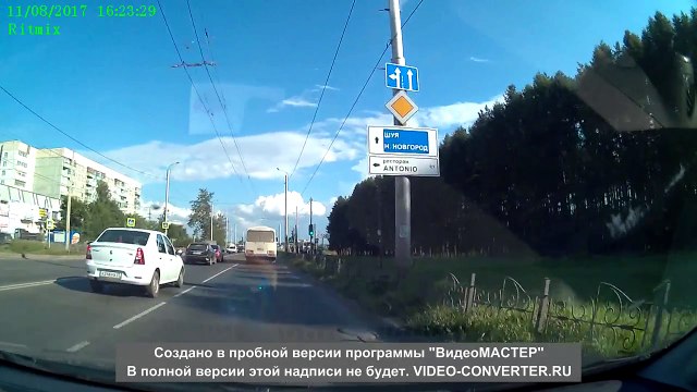 Une moto prend feu sous les yeux de son propriétaire