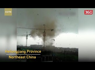 Tornado i frikshëm, shkatërron shtëpitë dhe ngre makinat në ajër (360video)