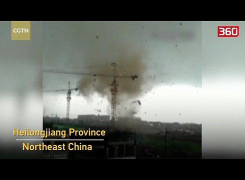 Tornado i frikshëm, shkatërron shtëpitë dhe ngre makinat në ajër (360video)