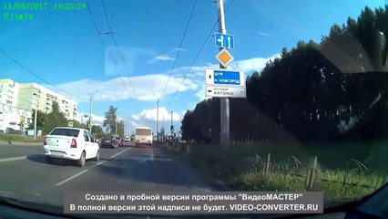 Un motard voit sa moto s’enflammer après un accident