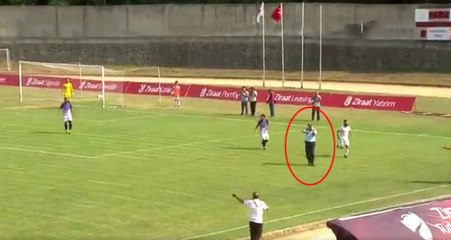 Maçı Unutan Şaşkın Polis Sahaya Daldı, Ortalığı Karıştırdı