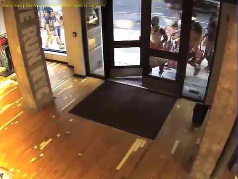 Un magasin Nike braqué par un groupe de jeunes !