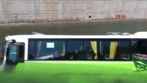 Tokat Otomobille Çarpışan Halk Otobüsü Kanala Uçtu: 5 Yaralı