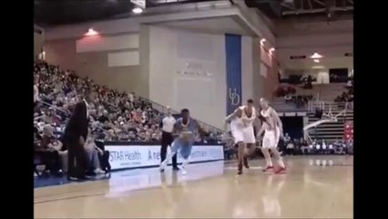 Ce basketteur passe entre les jambes de son adversaire