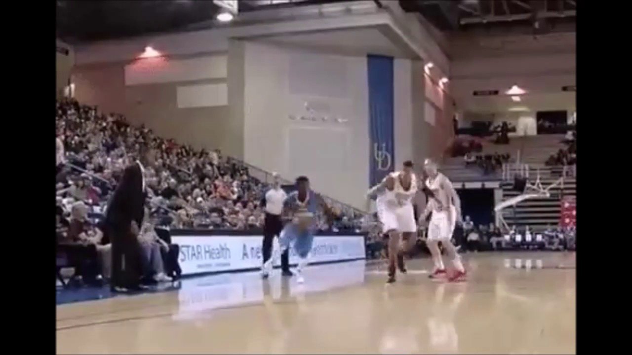 Ce basketteur passe entre les jambes de son adversaire