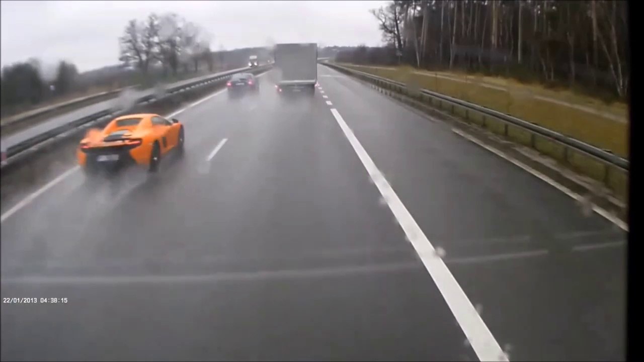 Ce débile détruit sa McLaren en conduisant n'importe comment sous la pluie